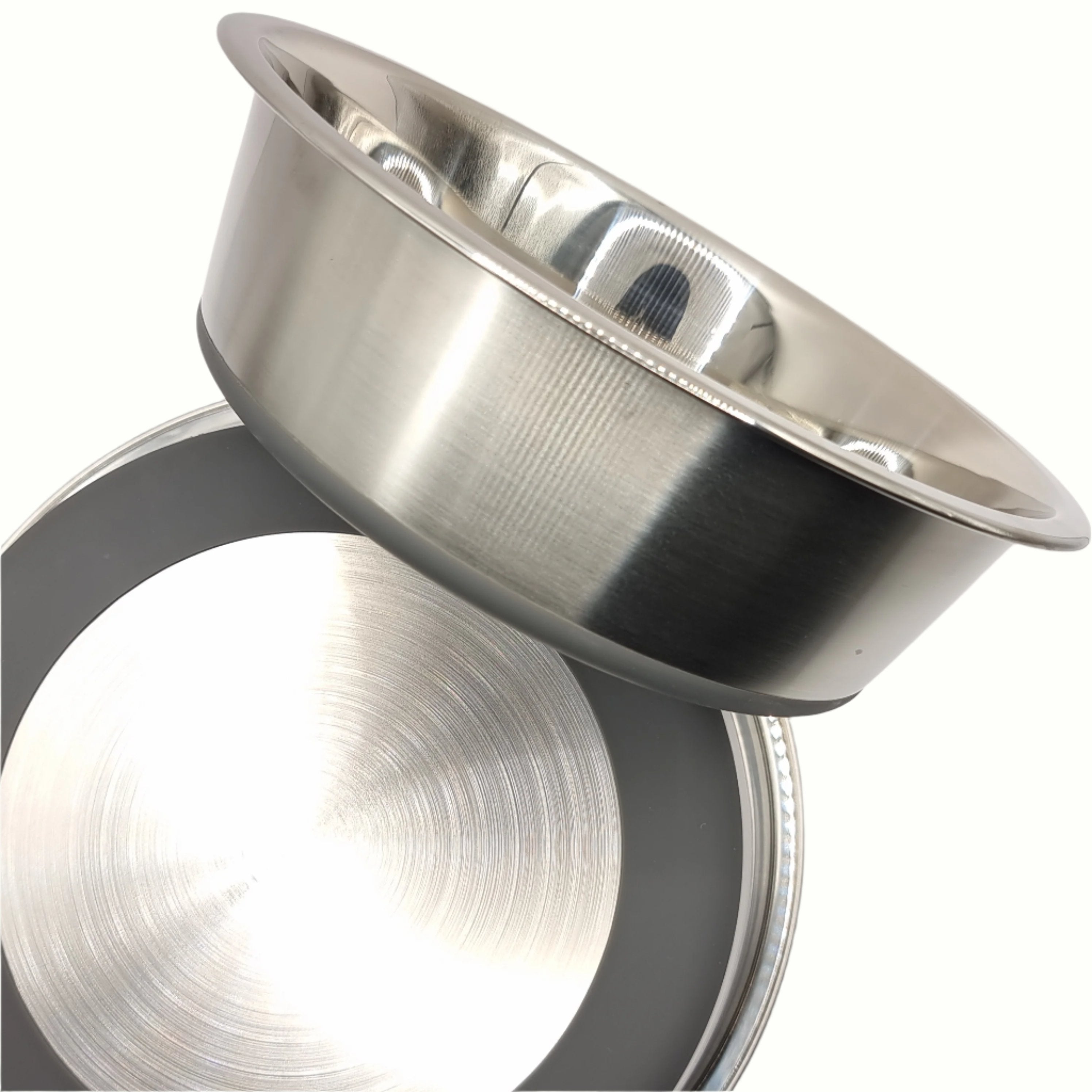 Non-slip stainless steel dog water bowl, durable and stable design to prevent spills, perfect for all dog sizes.